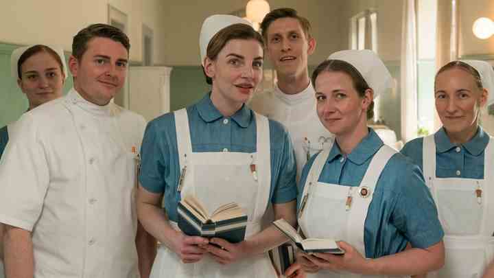 Bjørn (Jesper Groth), Anna (Molly Egelind), Peter (MIkkel Hilgart) og Else (Ulla Vejby) vender tilbage i sjette sæson af 'Sygeplejeskolen'. (Foto: Mike Kollöffel/TV 2)